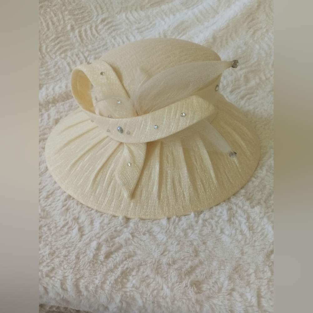 Women's Cream Fancy Hat